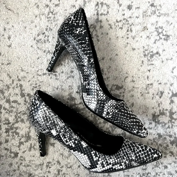 CALVIN KLEIN printed Pump - Picture 3 of 3